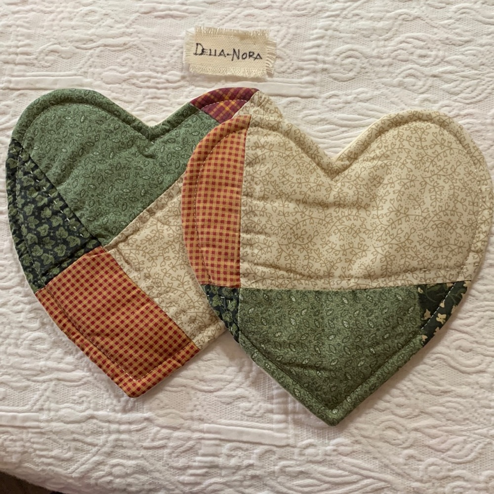 HANDMADE HEART SHAPED POT HOLDERS (2) RESCUED REPURPOSED VINTAGE QUILT COT/POLY